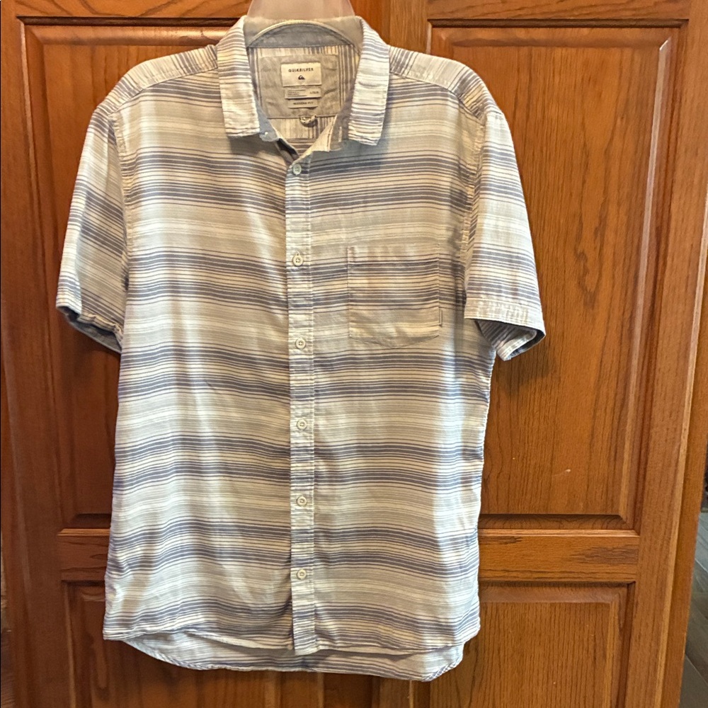 Quicksilver Stripes gray and white button down short sleeved shirt Boys size L